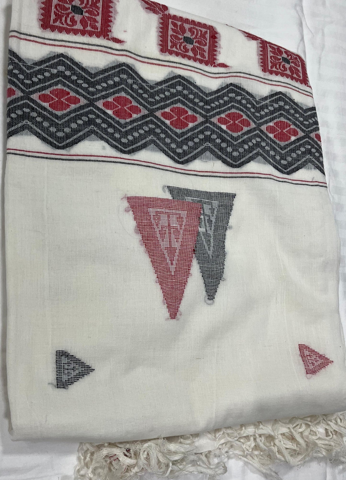 Dhaka Mulmul Cotton Saree – White Base with Red & Grey Triangle Balu Chudi Motifs