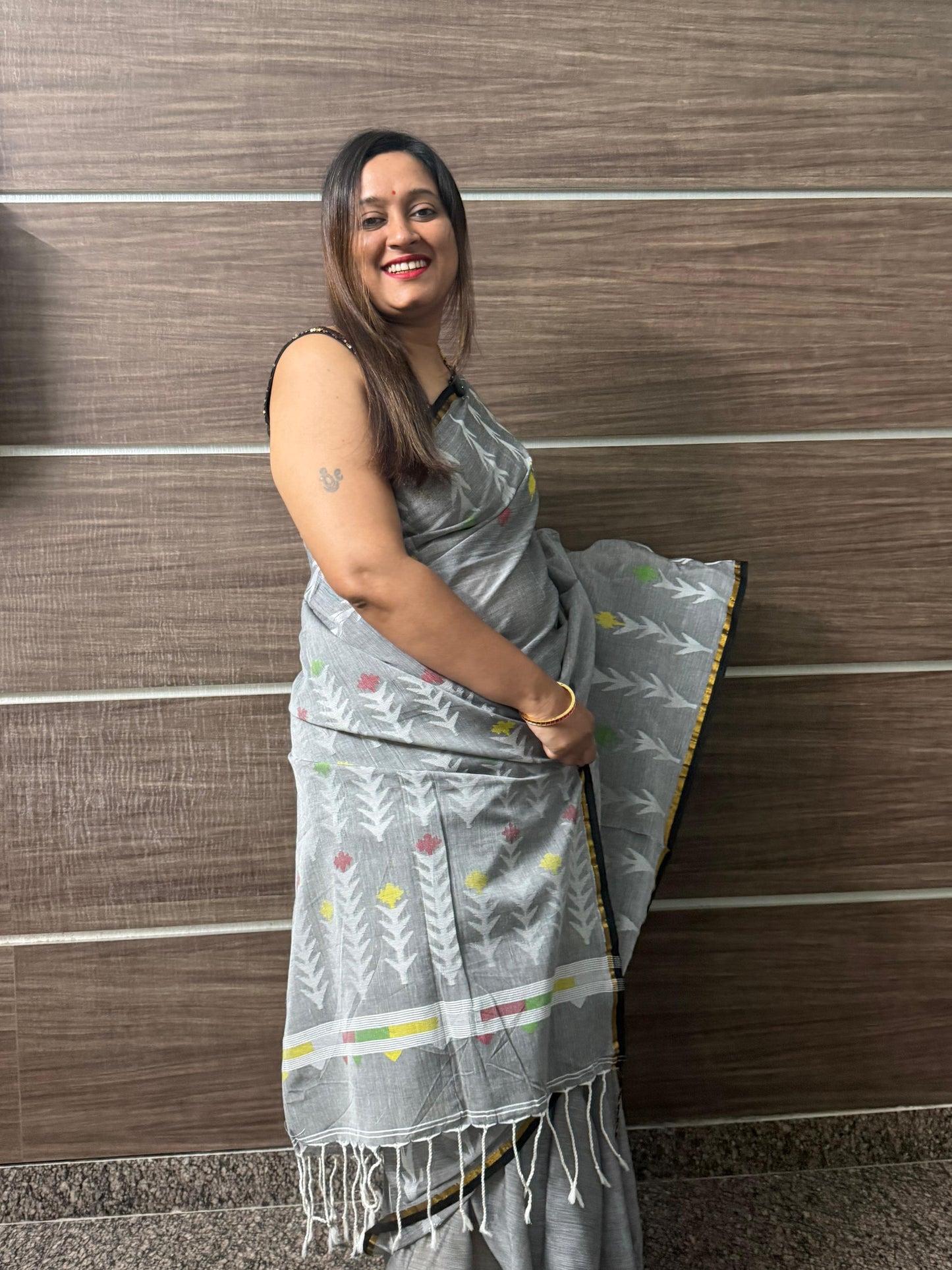 Dhaka Mulmul Cotton Saree – Grey Base with Balu Chudi Motifs