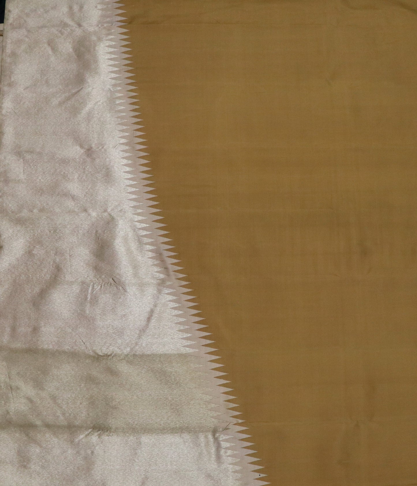 Kanchi Silk-Rising Temple Border-Body-Pale Gold-Warm Mustard Gold / Antique Gold -Pallu & Lower Section-Ivory–Beige Accents (Zigzag Pattern)