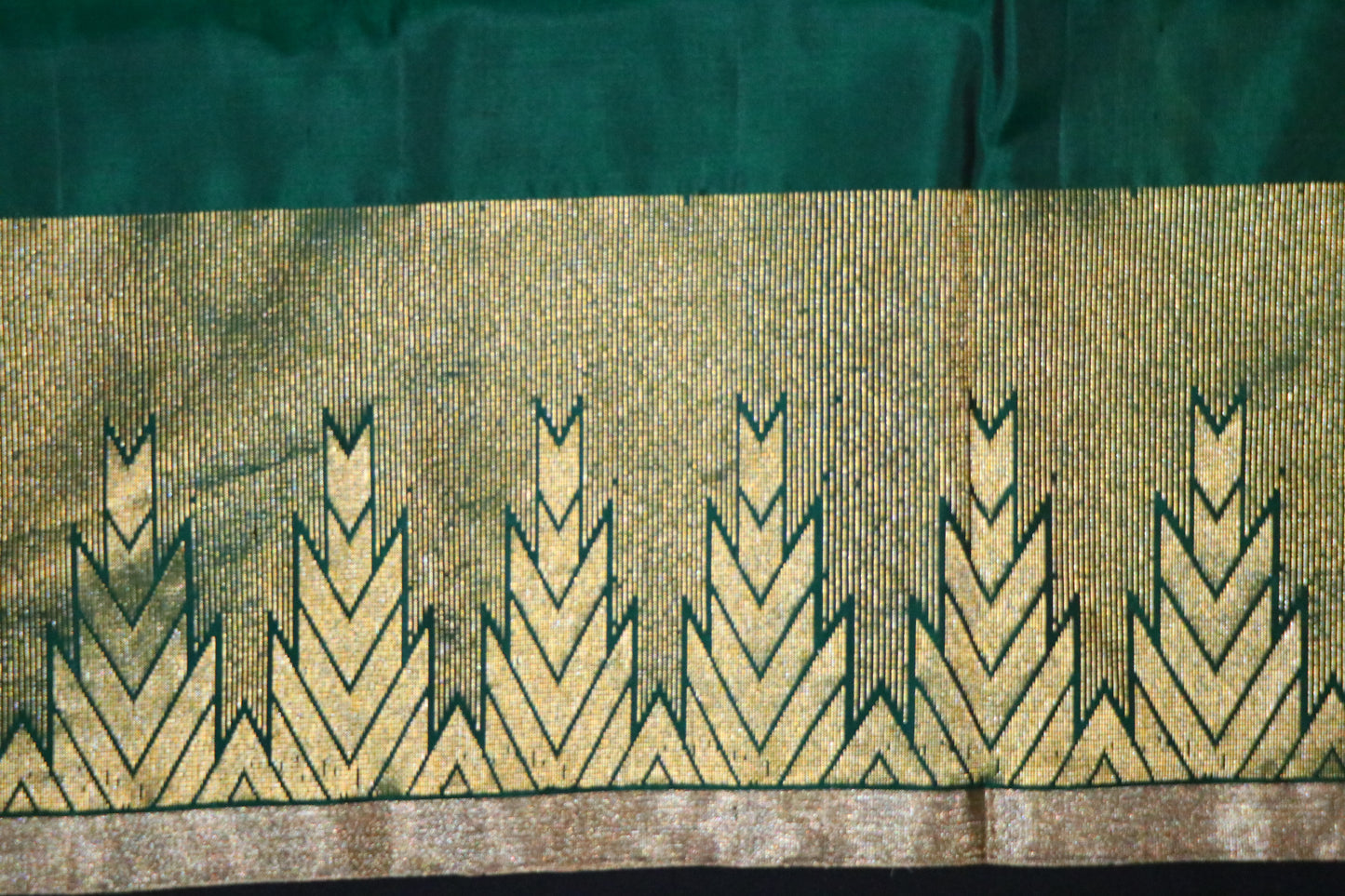 Soft Silk-Body Dark green-Tonal border and contrasting pista green pallu