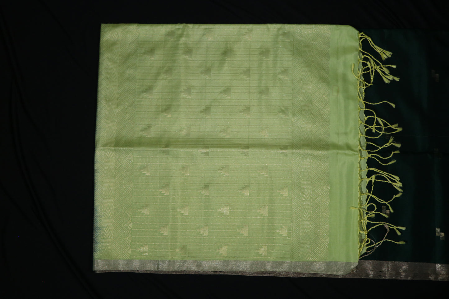 Soft Silk-Body Dark green-Tonal border and contrasting pista green pallu