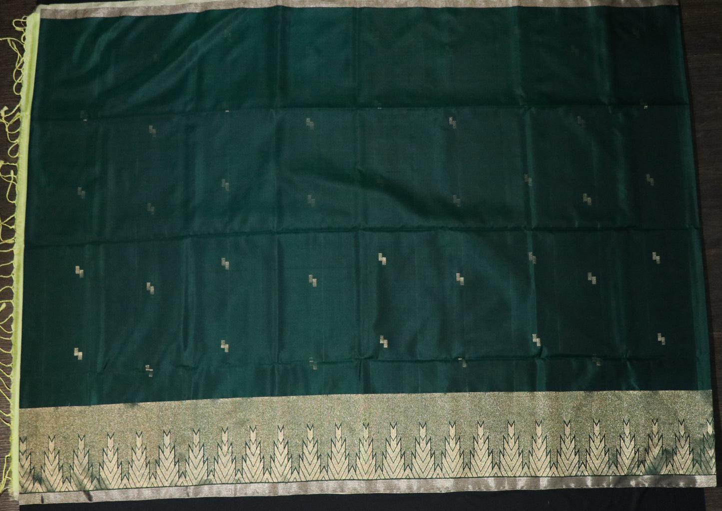 Soft Silk-Body Dark green-Tonal border and contrasting pista green pallu