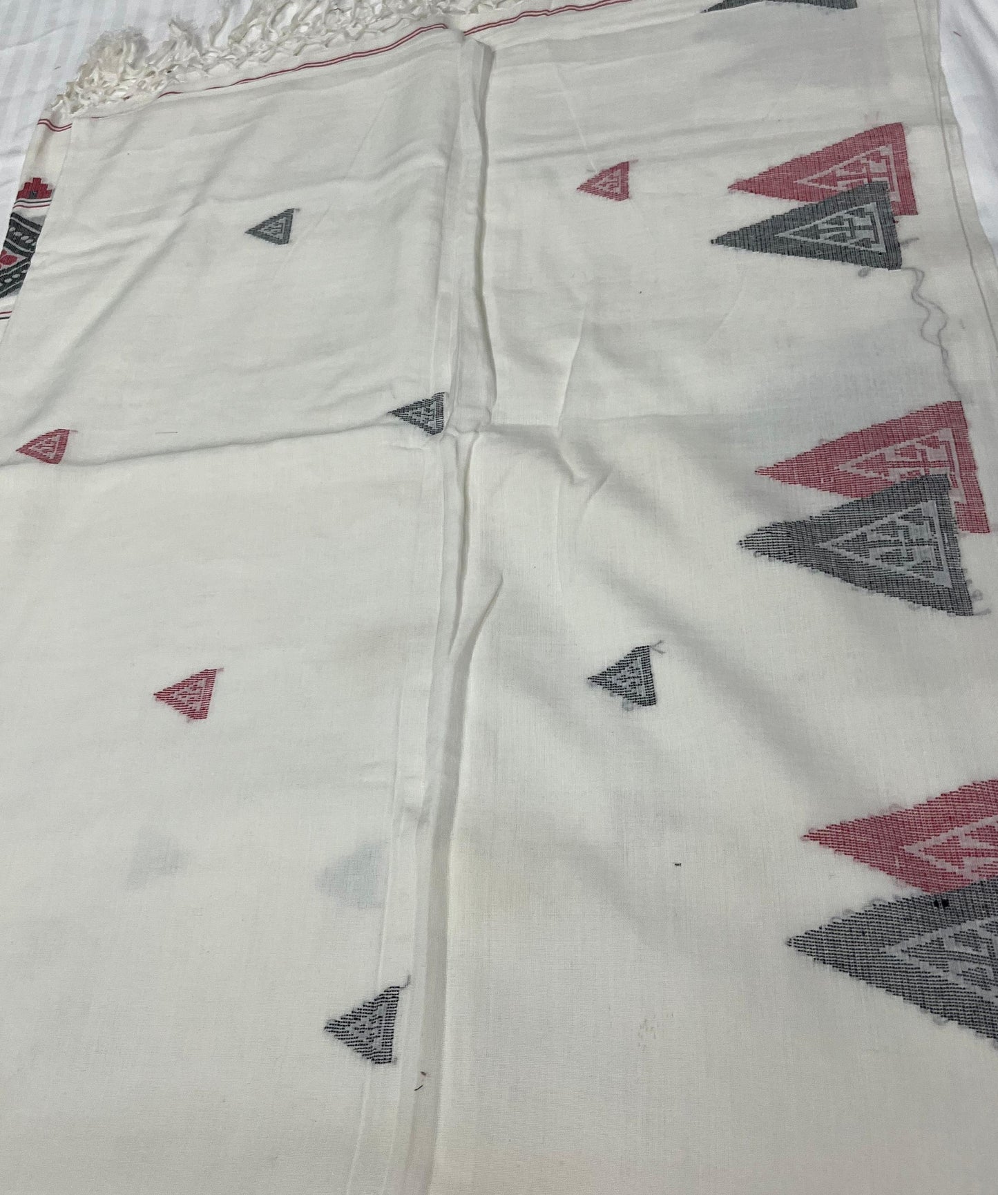 Dhaka Mulmul Cotton Saree – White Base with Red & Grey Triangle Balu Chudi Motifs