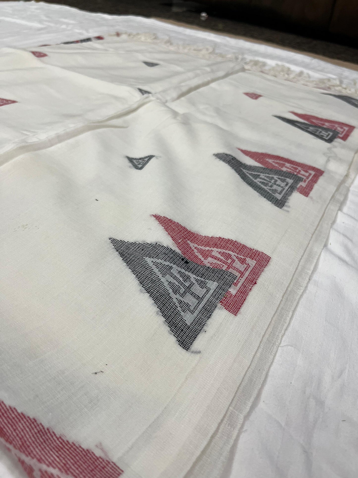 Dhaka Mulmul Cotton Saree – White Base with Red & Grey Triangle Balu Chudi Motifs