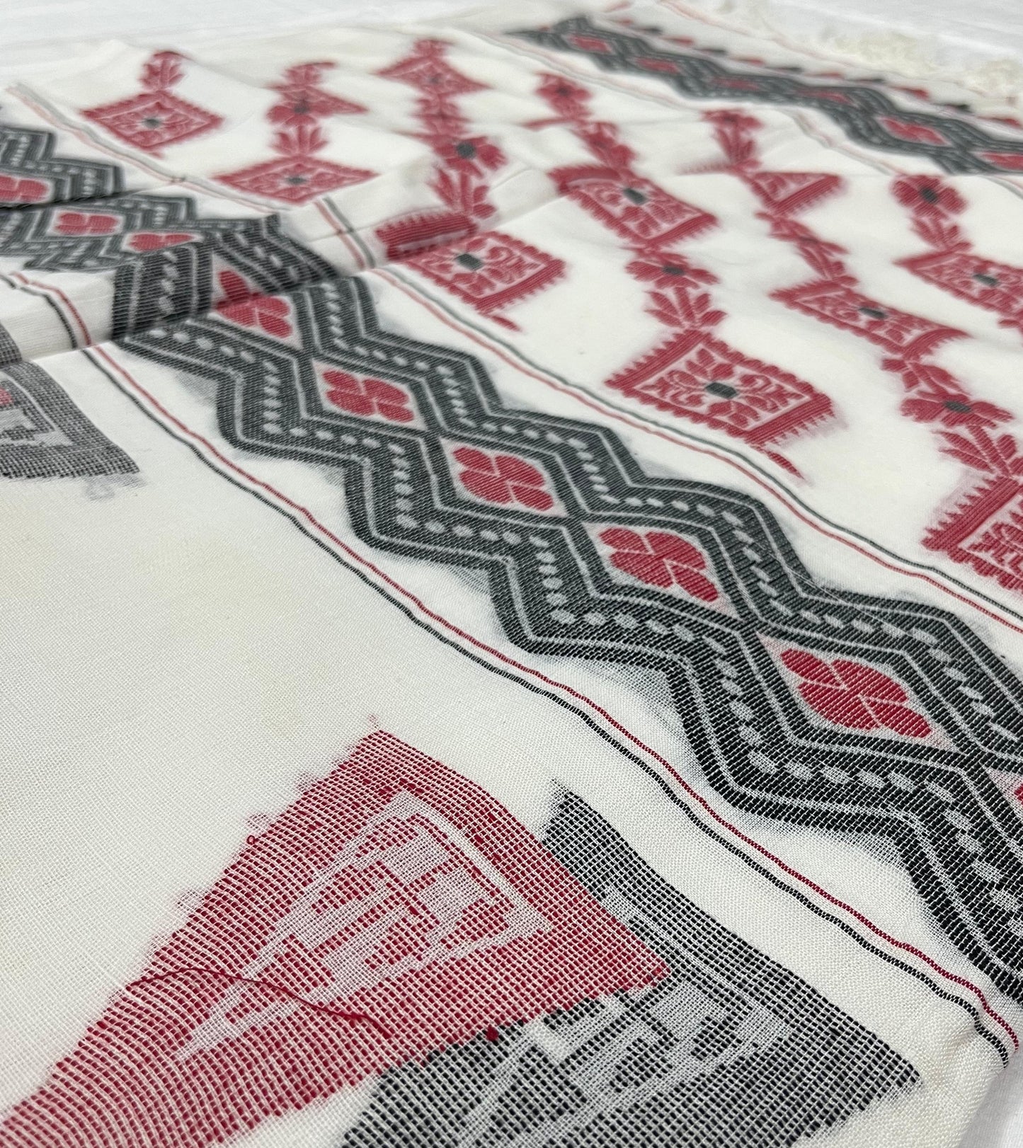Dhaka Mulmul Cotton Saree – White Base with Red & Grey Triangle Balu Chudi Motifs