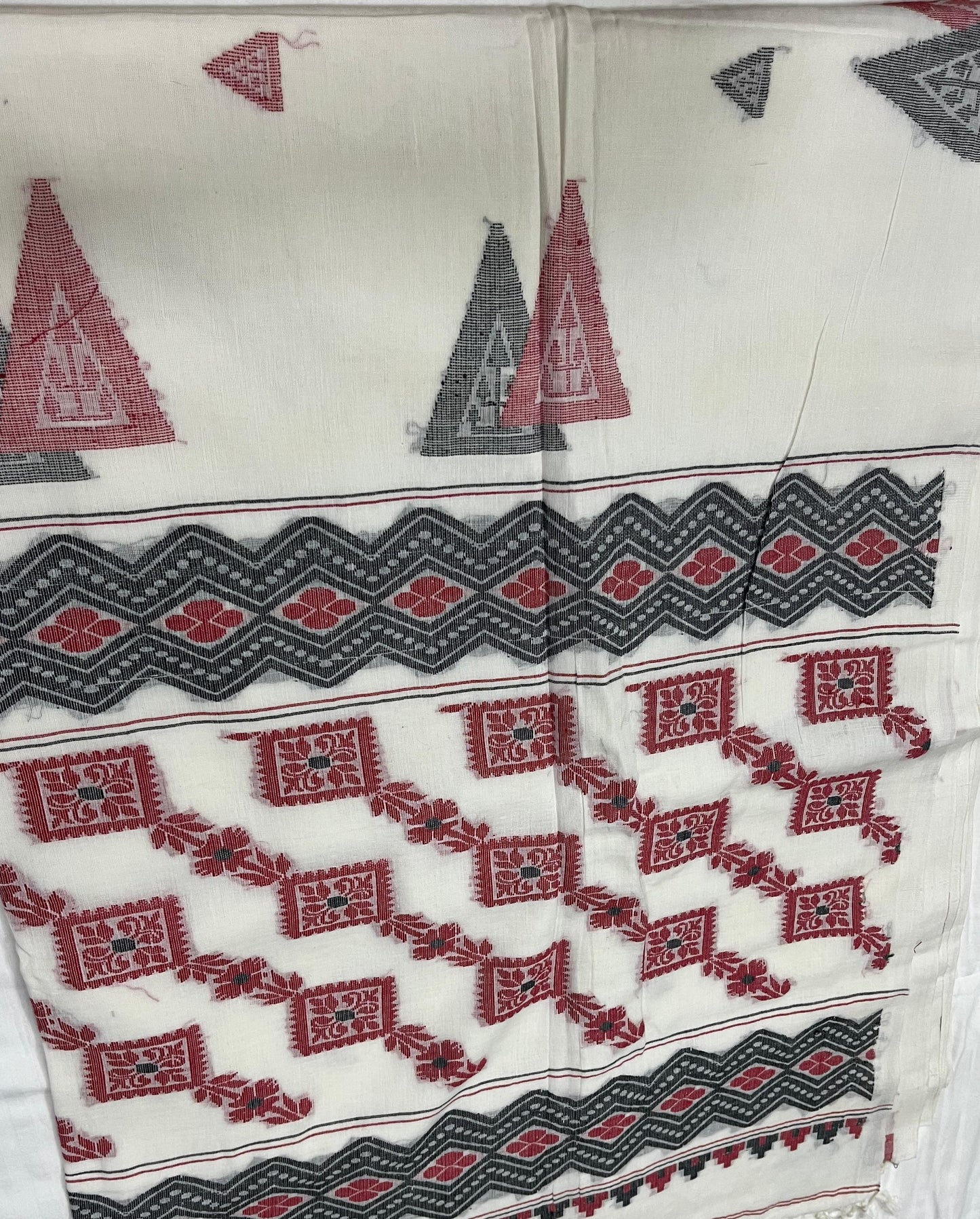 Dhaka Mulmul Cotton Saree – White Base with Red & Grey Triangle Balu Chudi Motifs
