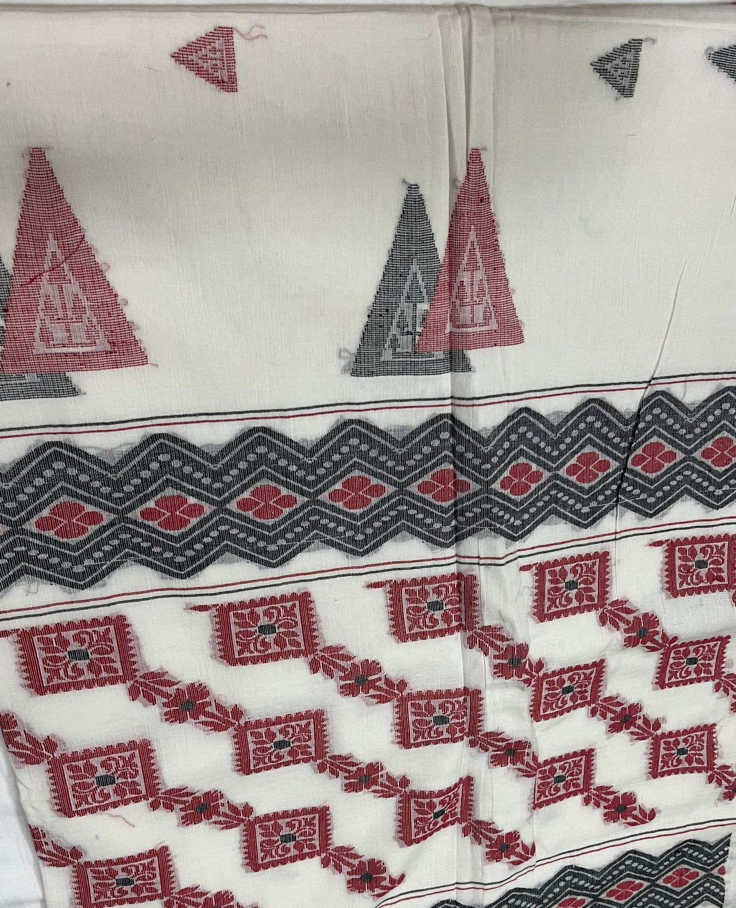 Dhaka Mulmul Cotton Saree – White Base with Red & Grey Triangle Balu Chudi Motifs
