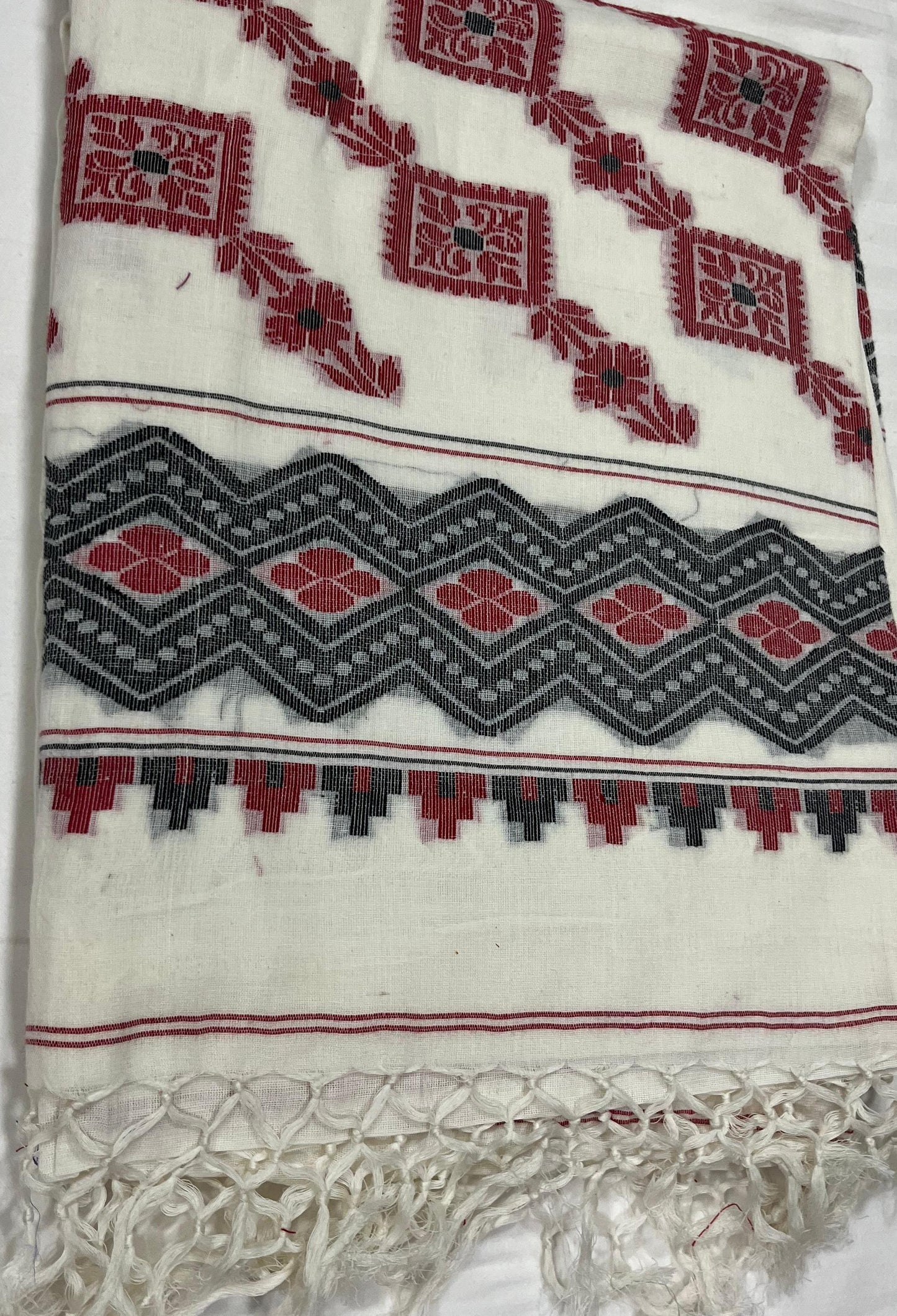 Dhaka Mulmul Cotton Saree – White Base with Red & Grey Triangle Balu Chudi Motifs