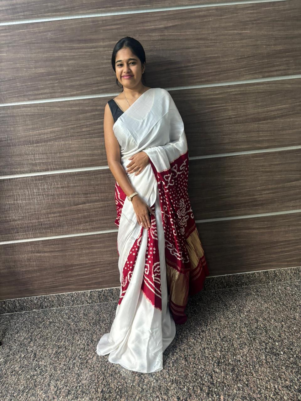 White Modal Chakkar Bandhej Saree – Maroon