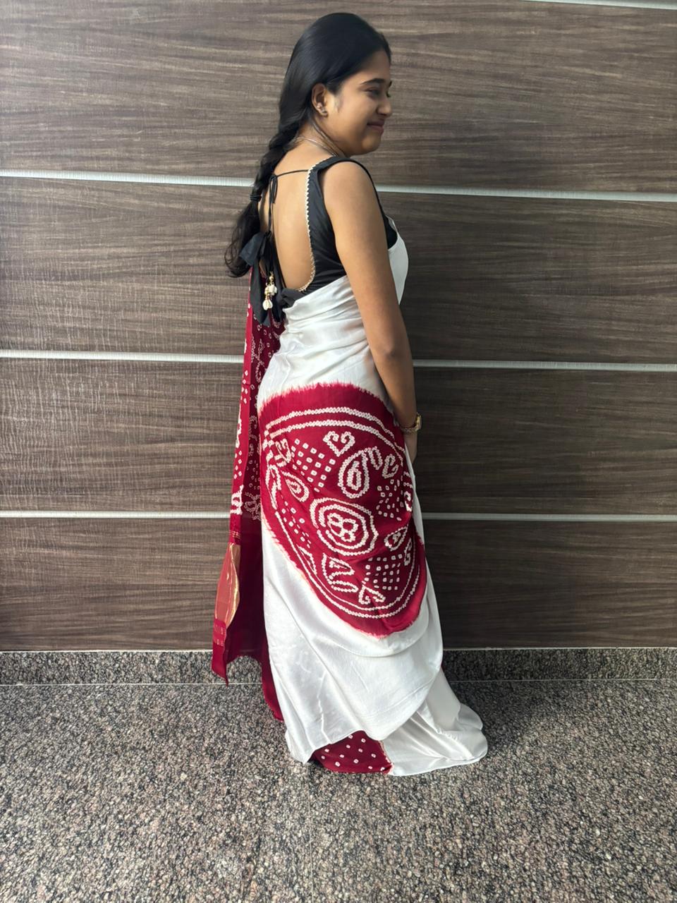 White Modal Chakkar Bandhej Saree – Maroon