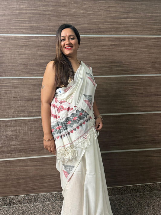 Dhaka Mulmul Cotton Saree – White Base with Red & Grey Triangle Balu Chudi Motifs