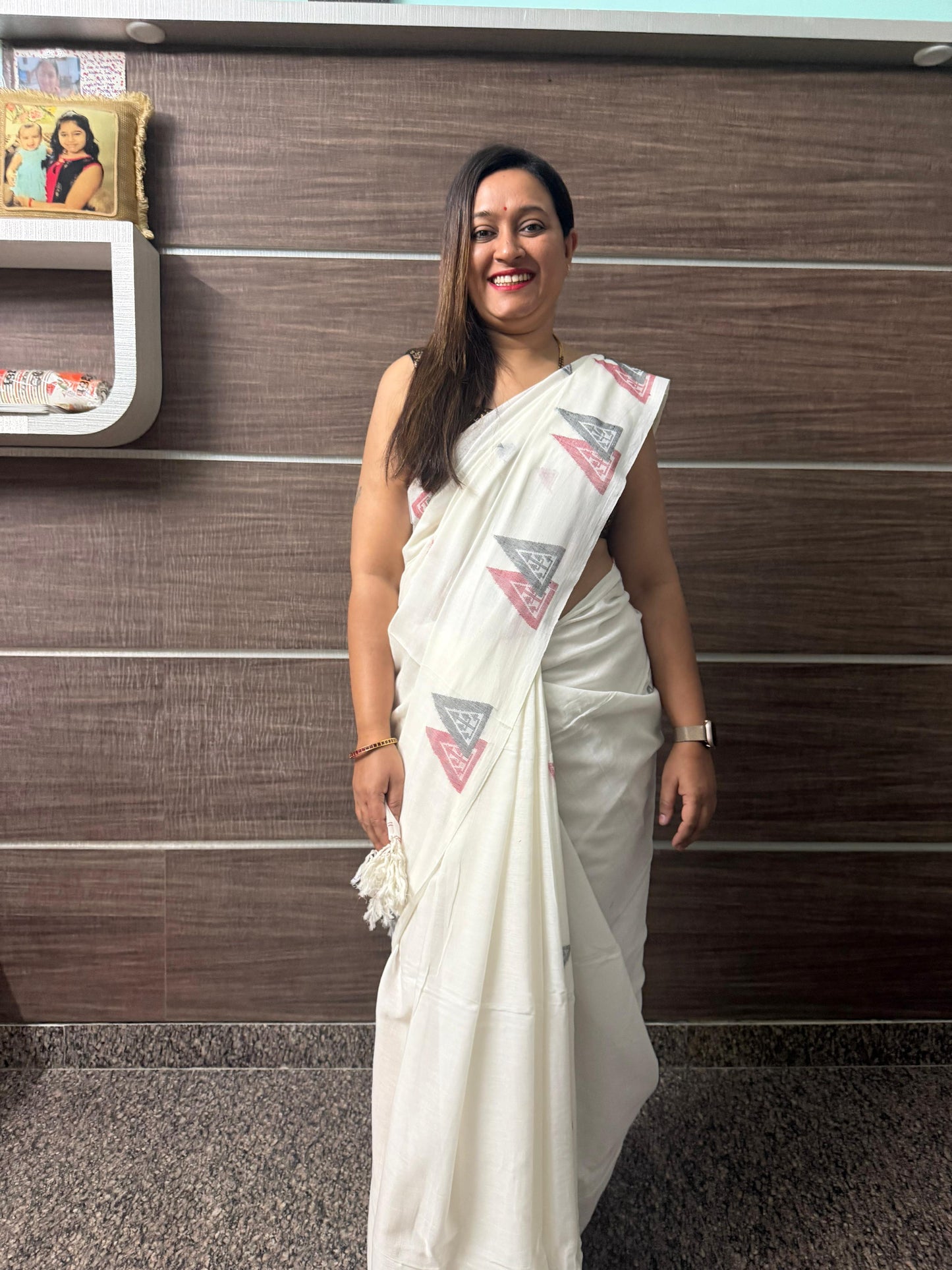 Dhaka Mulmul Cotton Saree – White Base with Red & Grey Triangle Balu Chudi Motifs