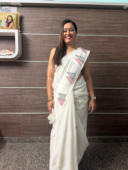 Dhaka Mulmul Cotton Saree – White Base with Red & Grey Triangle Balu Chudi Motifs