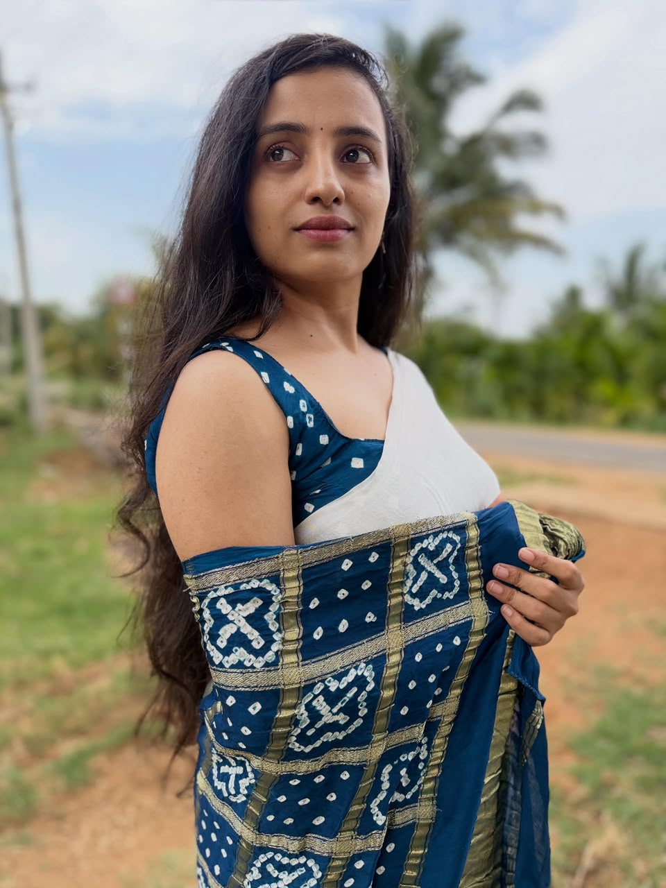 White Modal Chakkar Bandhej Saree – Blue