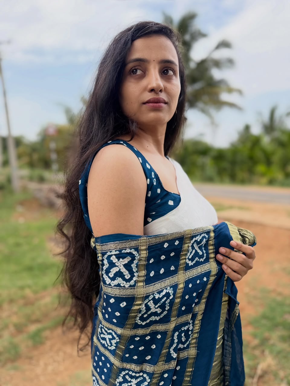 White Modal Chakkar Bandhej Saree – Blue